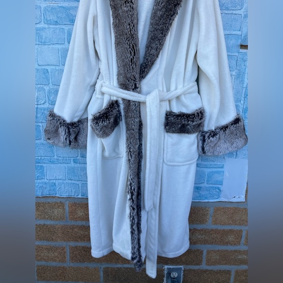 Pottery Barn White Faux Fur Trim robe size medium - Picture 3 of 12